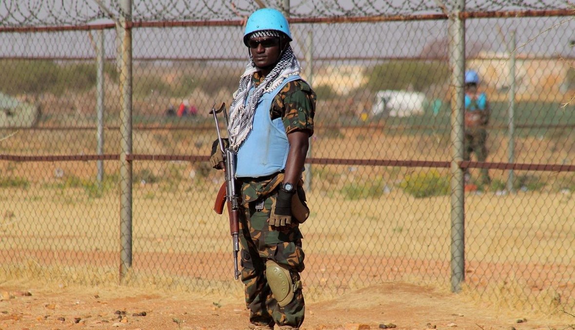 عنصر من قوات حفظ السلام في بعثة في دارفور (أ ف ب).