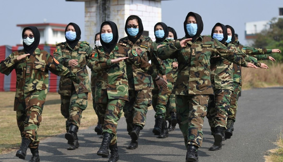 أفغانيات عسكريات خلال برنامج تدريبي في أكاديمية تدريب الضباط في تشيناي (18 شباط 2021، أ ف ب). 