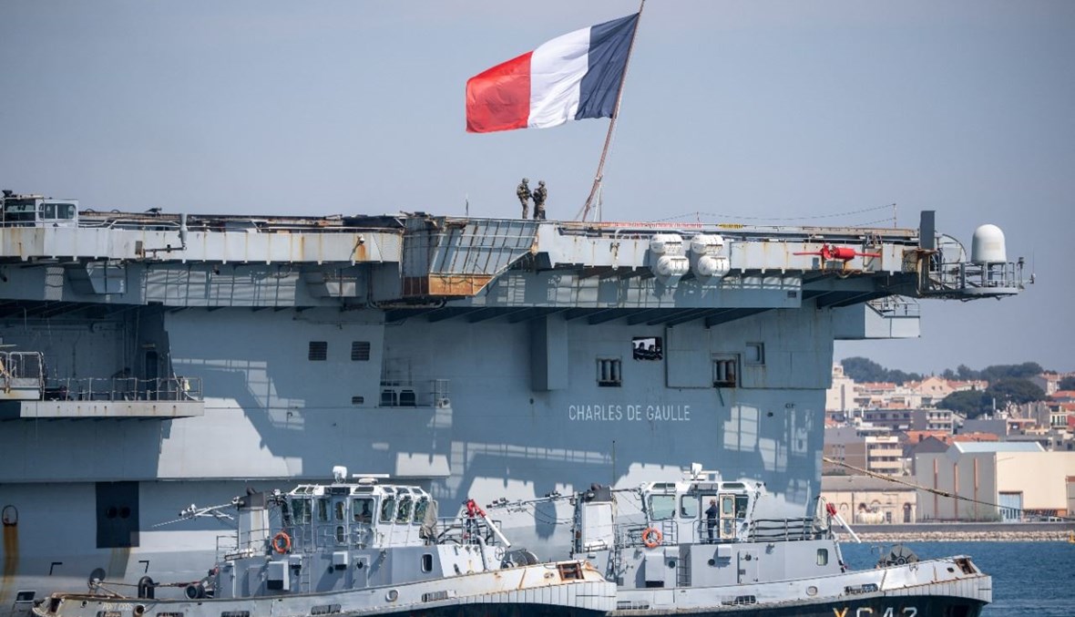 حاملة الطائرات الفرنسية "شارل ديغول" لدى وصولها إلى ميناء تولون جنوب فرنسا (12 نيسان 2020، أ ف ب). 