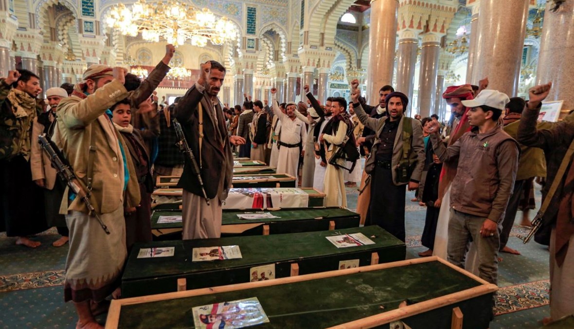 عناصر من الحوثيين يرددون هتافات عند نعوش مقاتلين قتلوا في المعارك، وذلك خلال مأتم جماعي لهم في مسجد الصالح في العاصمة صنعاء (16 شباط 2021، أ ف ب).