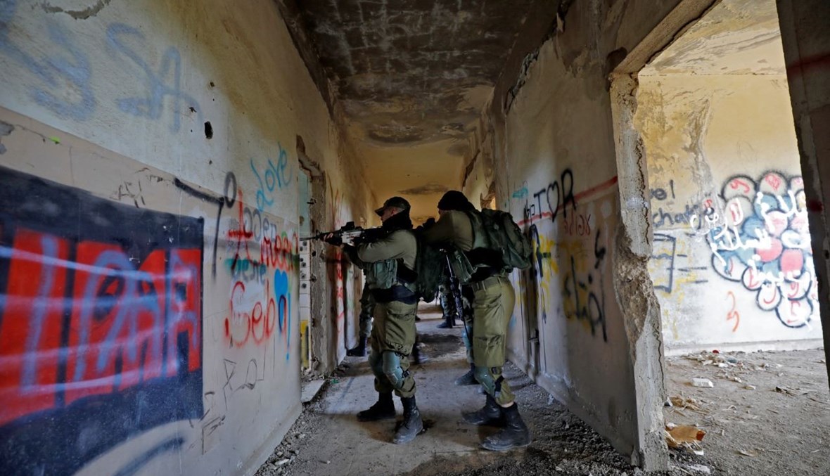 جنود إسرائيليون يشاركون في تدريبات في مبنى عسكري سوري سابق في مرتفعات الجولان التي ضمتها إسرائيل، بالقرب من الحدود مع سوريا (15 شباط 2021، أ ف ب).