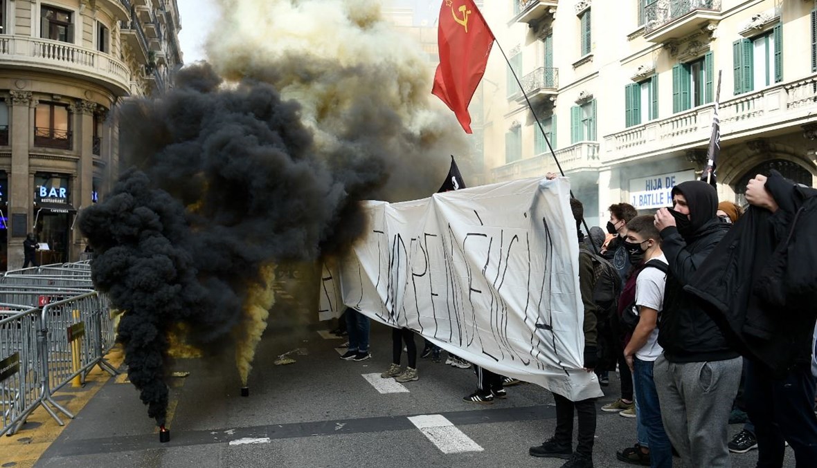 خلال تظاهرة طالبية في برشلونة احتجاجا على حبس مغني الراب الإسباني بابلو هاسل (19 شباط 2021، أ ف ب).