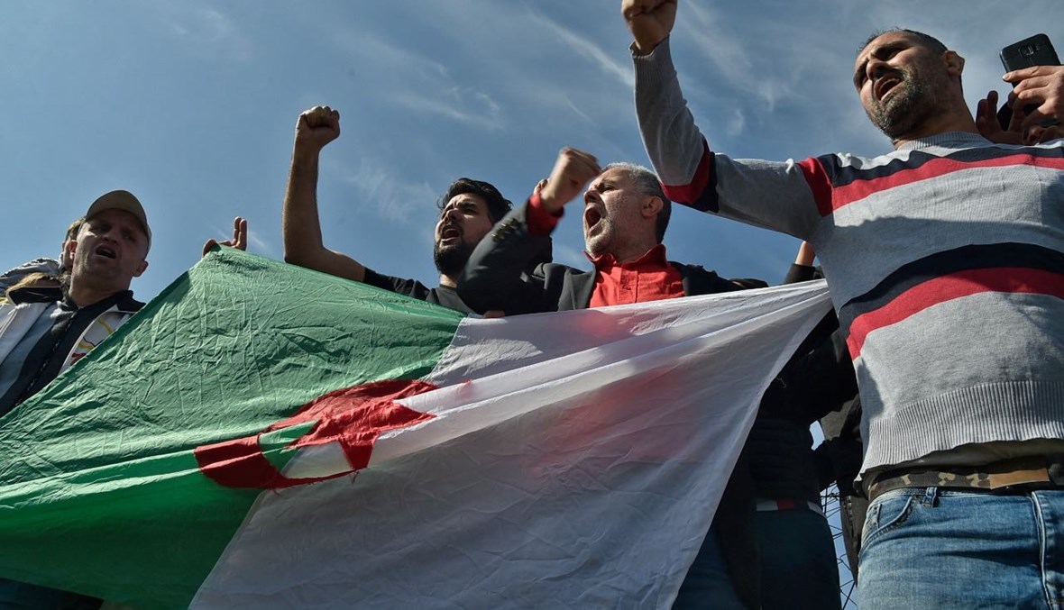 جزائريون تجمعوا خارج سجن القليعة بالقرب من مدينة تيبازة غرب العاصمة الجزائر (19 شباط 2021، أ ف ب). 