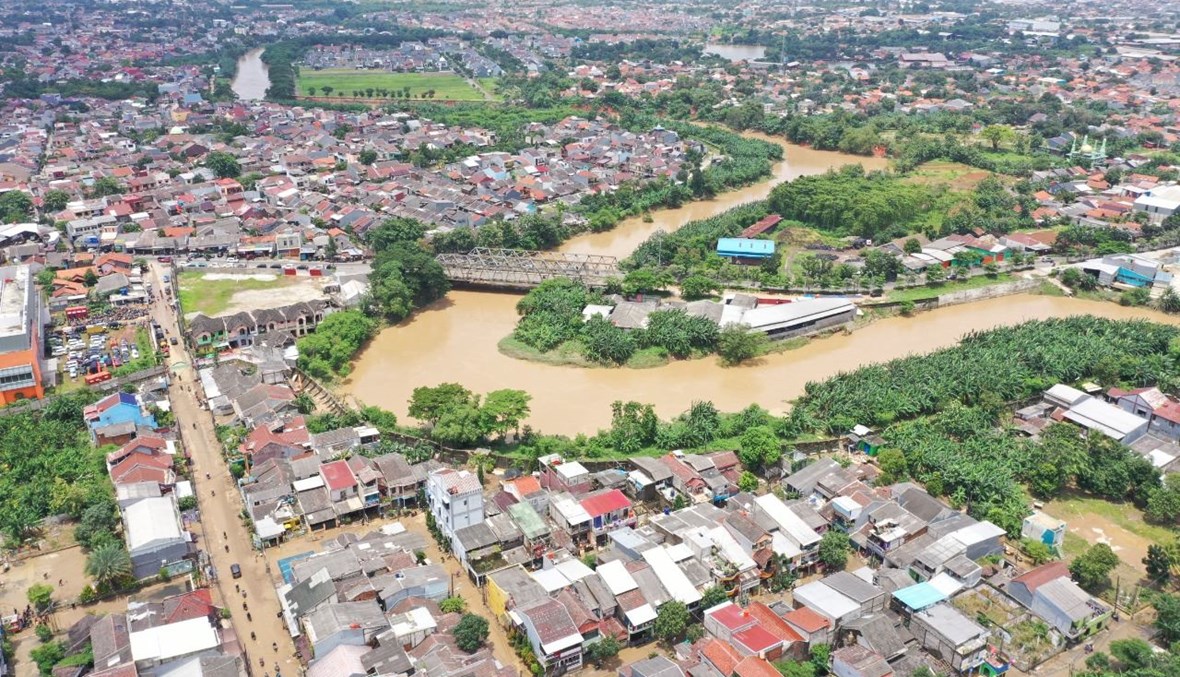 صورة جوية لبوندوك جيدي في بيكاسي بجاوة الغربية بعد يوم من الفيضانات (21 شباط 2021، أ ف ب). 