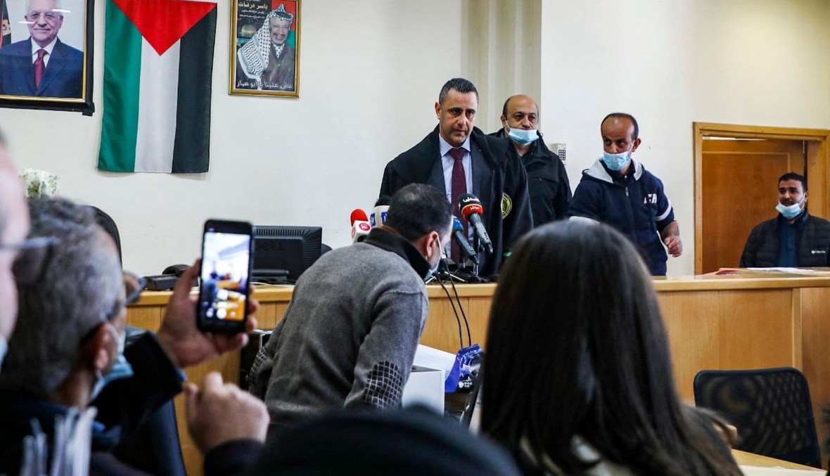 القاضي الجرّار (في الوسط) واقفا عند المنصة في قاعة المحكمة في نابلس بالضفة الغربية المحتلة (21 شباط 2021، أ ف ب). 