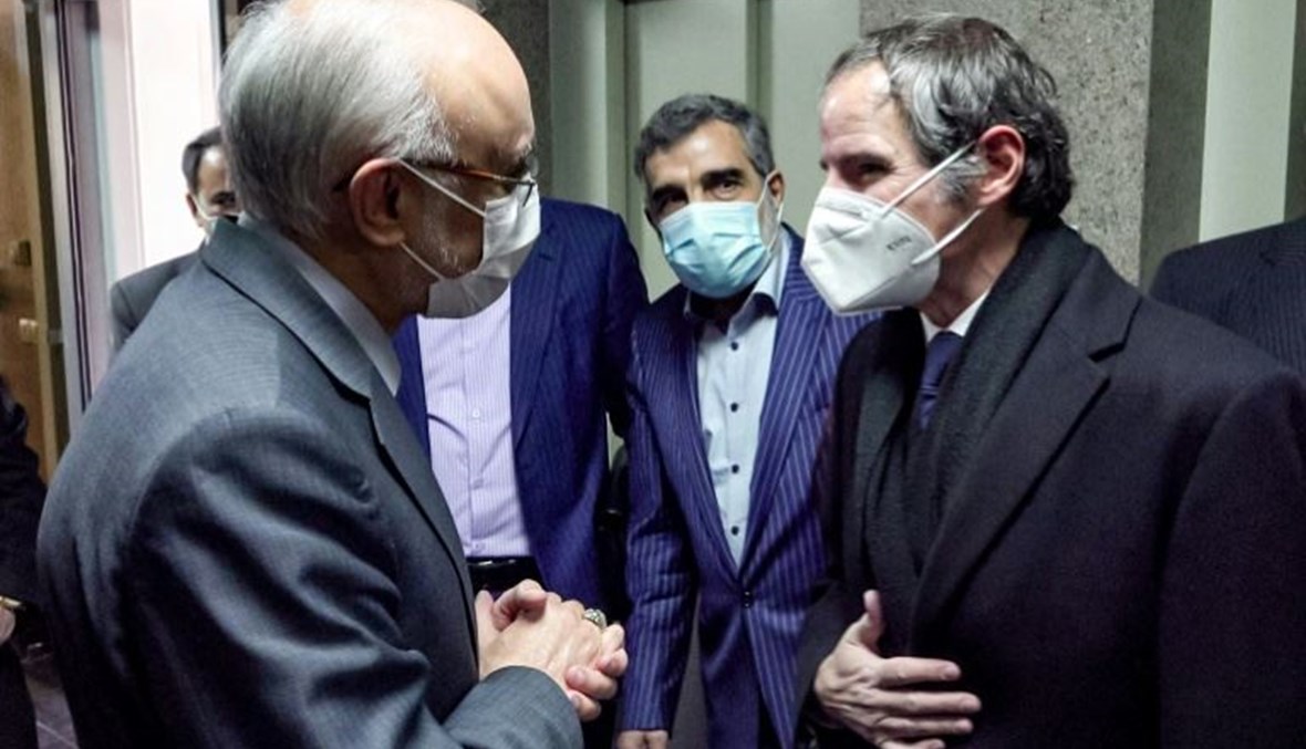 صورة من شريط فيديو تظهر استقبال رئيس المنظمة الإيرانية للطاقة الذرية علي أكبر صالحي -الى اليسار- للمدير العام للوكالة الدولية رافايل غروسي في طهران أمس.(أ ف ب)