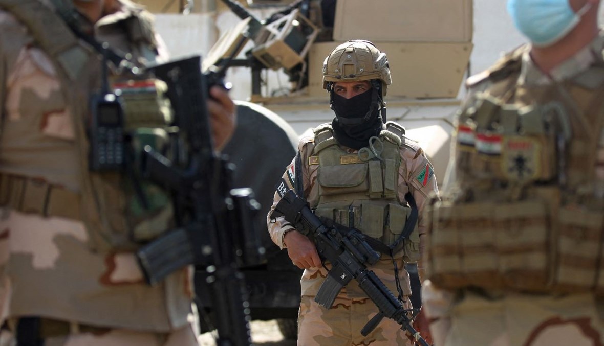 عسكري عراقي تأهب خلال عملية امنية في منطقة الطارمية شمال بغداد بعد اشتباكات مع مقاتلي تنظيم الدولة الإسلامية (20 شباط 2021، أ ف ب). 