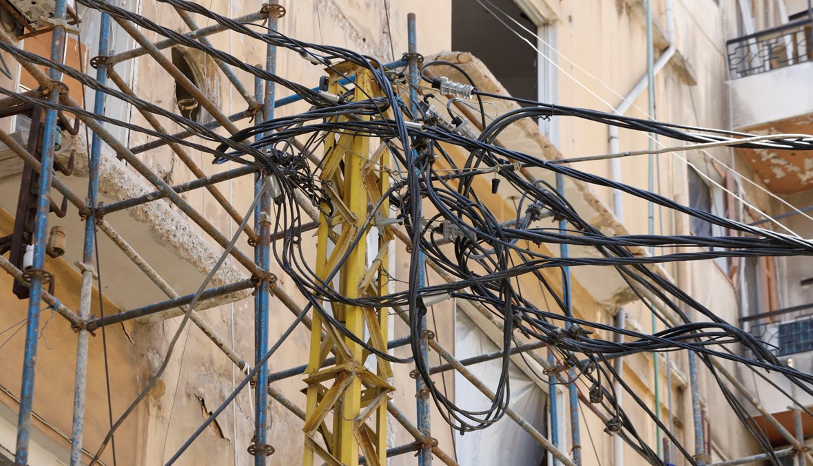 اعمدة الكهرباء في بيروت (تصوير مارك فياض)