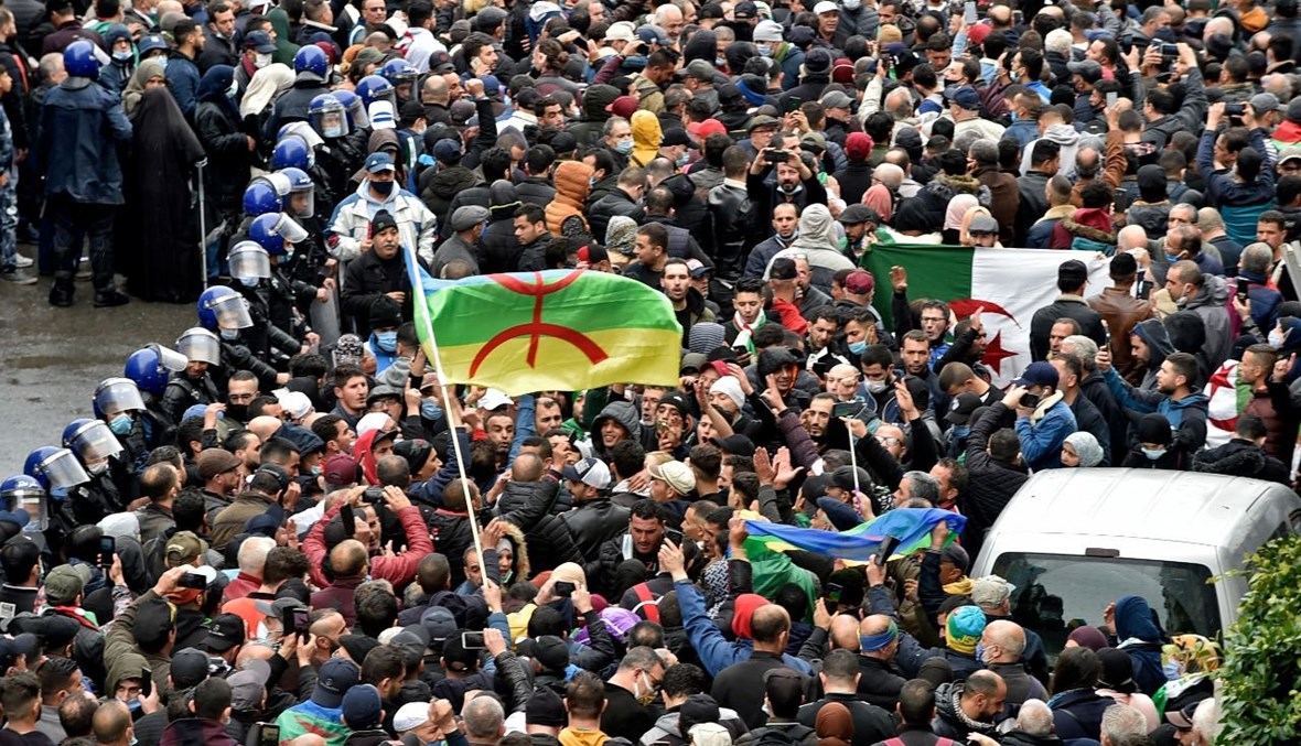 جزائريون يتظاهرون في العاصمة الجزائر في الذكرى الثانية لحركة الاحتجاج (22 شباط 2021، أ ف ب). 