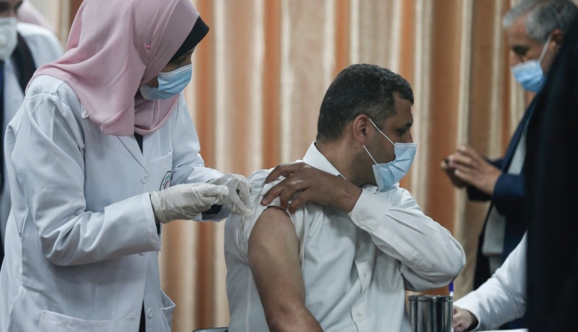 فلسطيني يتلقى جرعة من اللقاح الروسي "سبوتنيك- في" غزة (22 شباط 2021، أ ف ب).