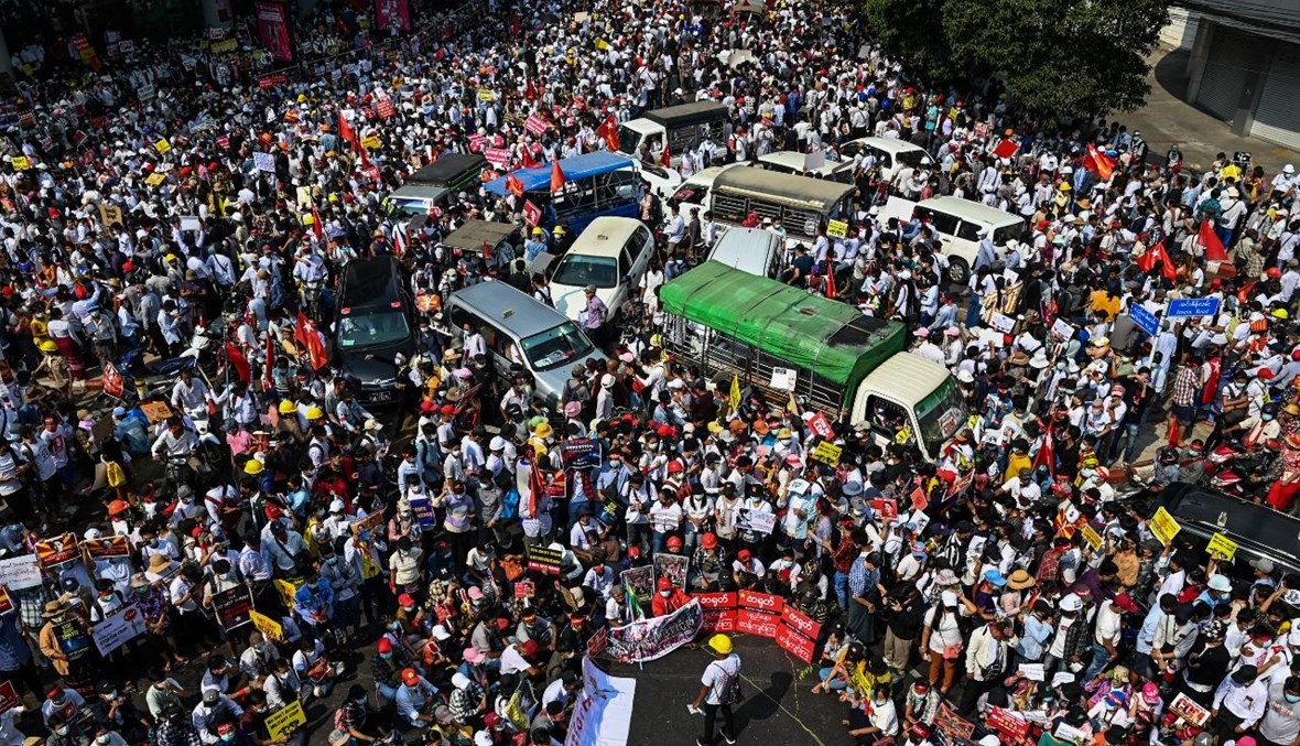 محتجون أغلقوا الطرق في يانغون خلال تظاهرة ضد الانقلاب العسكري (22 شباط 2021، أ ف ب).