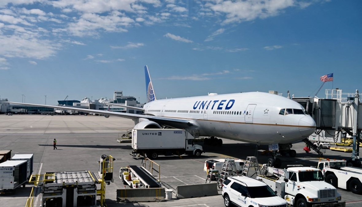 طائرة بوينغ 777 تابعة لشركة "يونايتد إيرلاينز" توقفت على المدرج في مطار دنفر الدولي في دنفر بكولورادو (30 تموز 2020، أ ف ب).