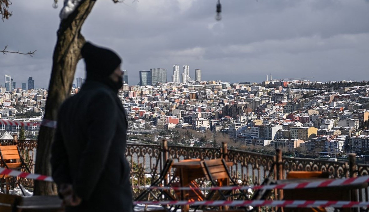 رجل يقف على تل بيير لوتي بالقرب من منطقة أيوب سلطان في اسطنبول )16 شباط 2021، أ ف ب).