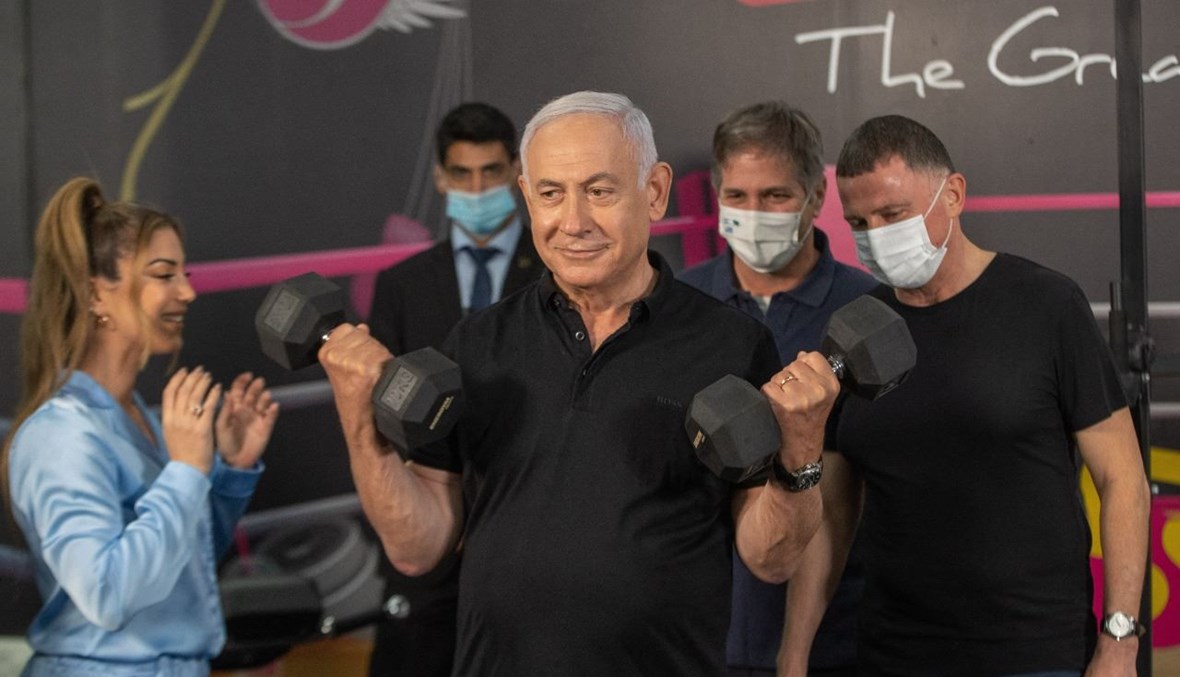 نتنياهو خلال زيارته صالة رياضة في مدينة بتاح تكفا الإسرائيلية (20 شباط 2021، أ ف ب).