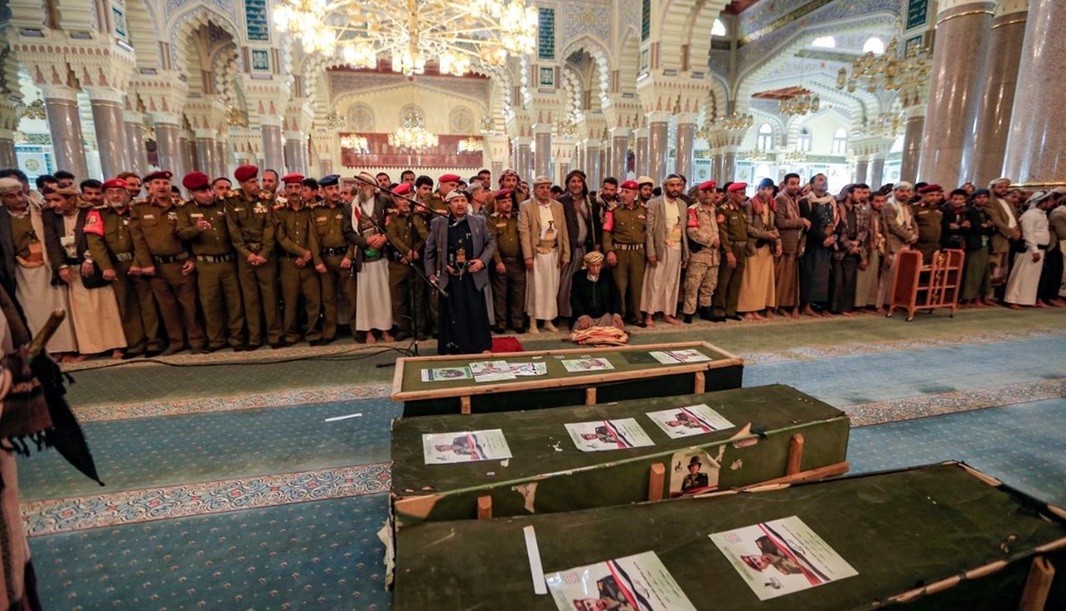 عناصر موالون للحوثيين خلال تشييع جماعي لمقاتلين سقطوا في المعارك، في مسجد الصالح في العاصمة صنعاء (16 شباط 2021، أ ف ب).