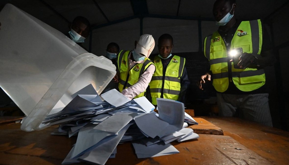 موظفو هيئة الانتخابات في النيجر يفرزون الأصوات في مركز اقتراع في نيامي (21 شباط 2021، أ ف ب).