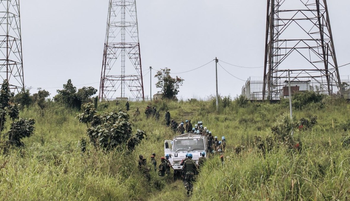 جنود أمميون وكونغوليون في موقع الهجوم على موكب السفير الايطالي في منتزه فيرونغا الوطني بالقرب من قرية كيبومبا (22 شباط 2021، ا ف ب). 