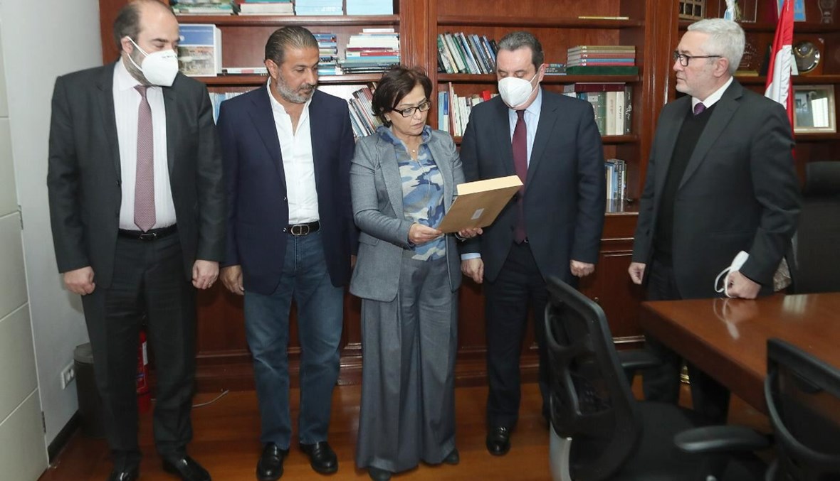 "الجمهورية القوية" سلم ممثلة الأمم المتحدة عريضة
تطالب بلجنة تقصي دوليّة في فاجعة انفجار مرفأ