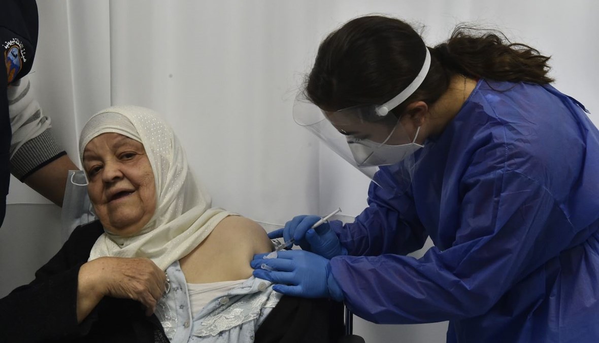 السيدة صفية طبّارة تتلقى اللقاح في مستشفى المقاصد (تصوير حسام شبارو).