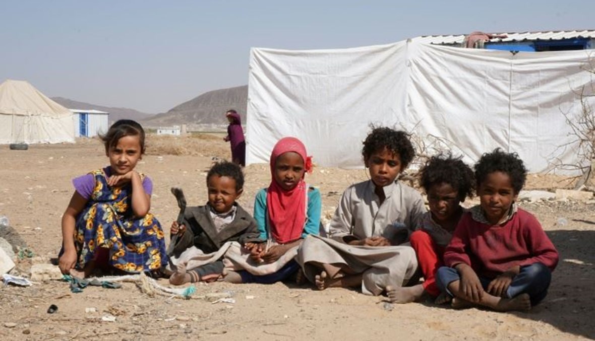 أطفال يمنيون في مخيم جو النسيم للنازحين في شمال اليمن في 18 شباط.(أ ف ب)