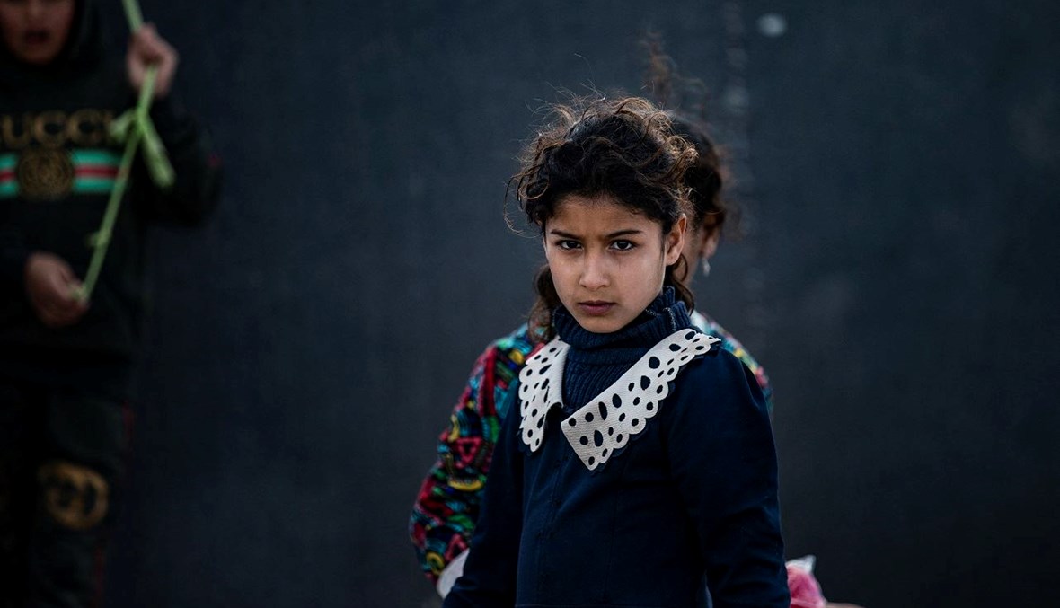 طفلة في مخيم الهول الذي يديره الأكراد في محافظة الحسكة شمال شرق سوريا (أ ف ب).