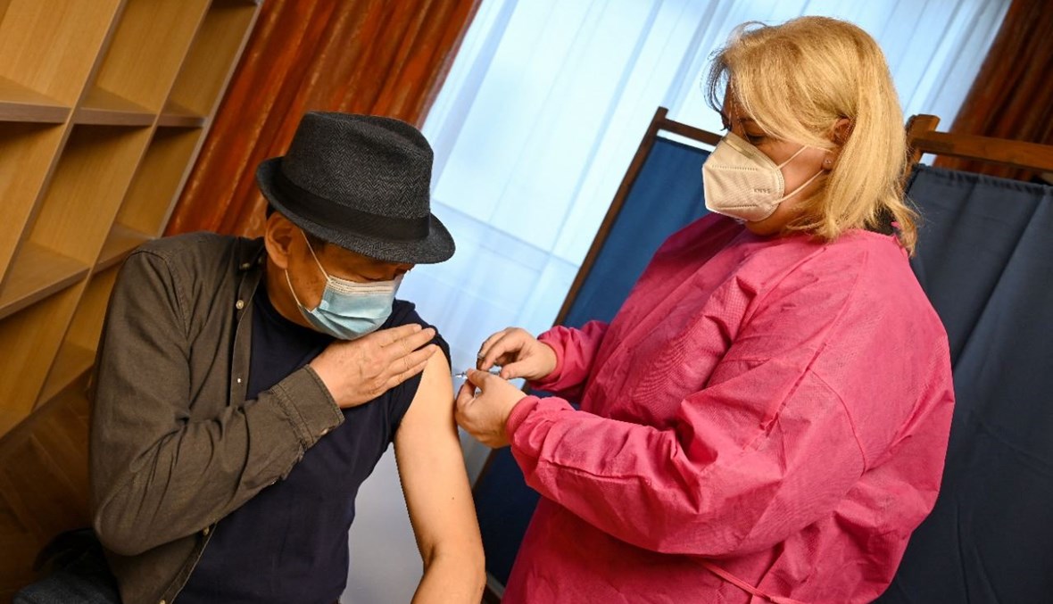 رجل يتلقى لقاح كورونا في مركز تطعيم في بودابست (25 شباط 2021، أ ف ب). 