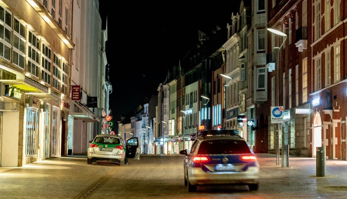 سيارة للشرطة تمر في شارع وسط فلنسبورغ شمال ألمانيا (21 شباط 2021، أ ف ب). 
