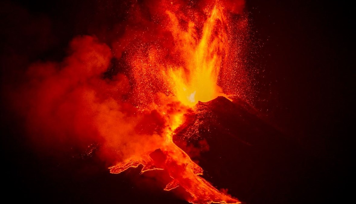 حمم تتدفق من بركان إتنا (24 شباط 2021، أ ف ب). 