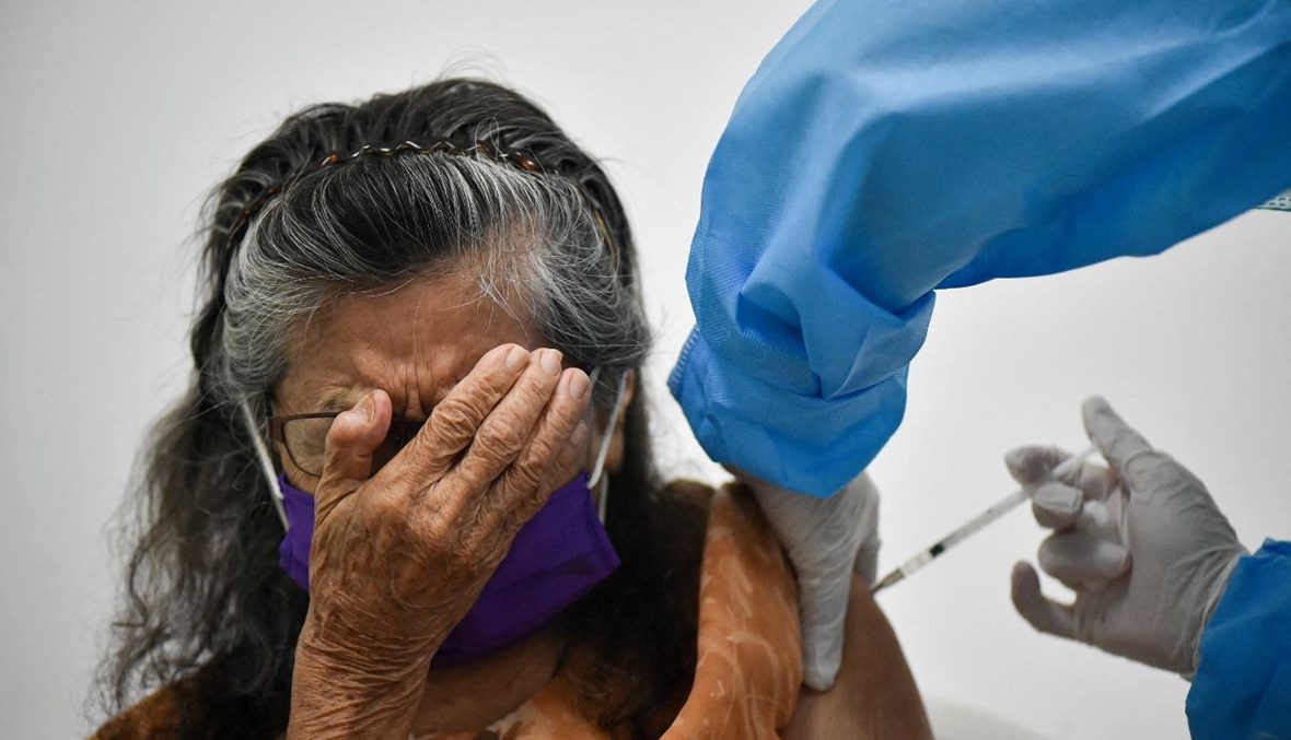 امرأة مسنة تتلقى لقاح كورونا في دار لرعاية المسنين في كالي بكولومبيا (25 شباط 2021، أ ف ب).