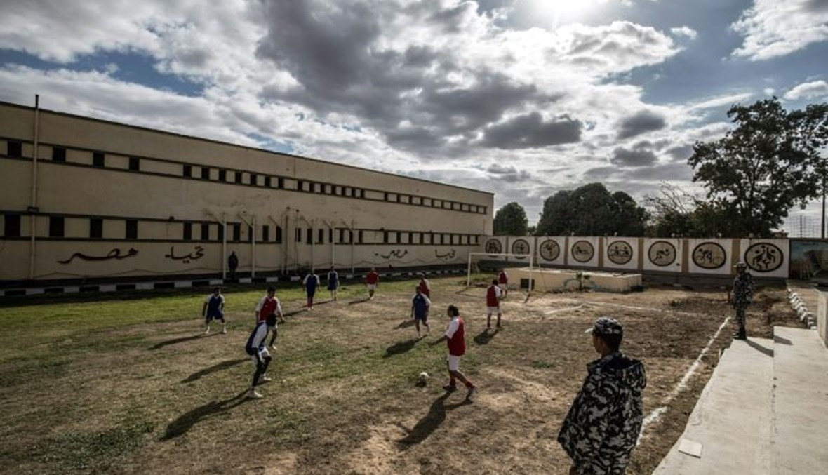 سجناء يلعبون كرة القدم في سجن طرة جنوب القاهرة في 11 شباط.  (أ ف ب)