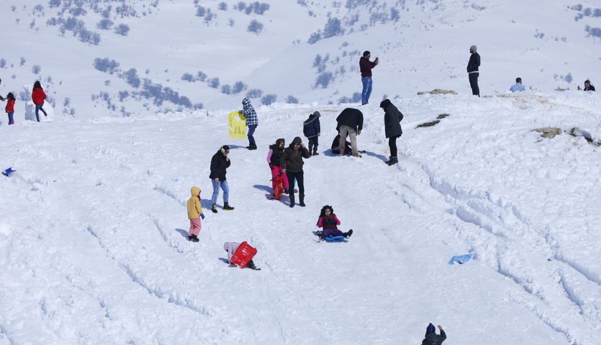 لبنانيون يستفيدون من الطقس الجميل بعد انتهاء المنخفض الجوي، عبر التوجه الى جبال يكسوها الثلج في ظل اقفال مراكز التزلج رسميا ما عدا بعض مخالفات. 