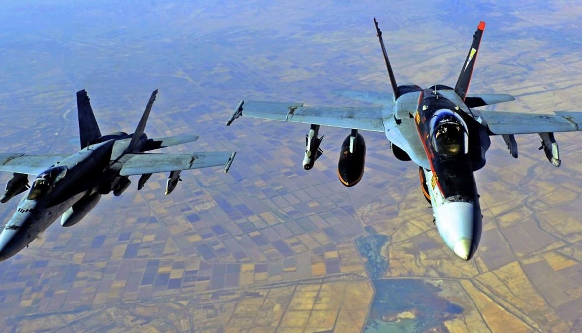 طائرتان تابعتان للبحرية الأميركية تدعمان العمليات ضد تنظيم الدولة الإسلامية، خلال تحليقهما فوق العراق بعد تنفيذ غارة جوية (4 ت1 2014، أ ف ب). 