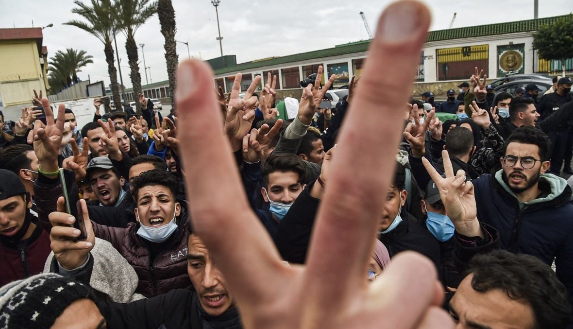 طلاب يتظاهرون في وسط العاصمة الجزائر (23 شباط 2021، أ ف ب).