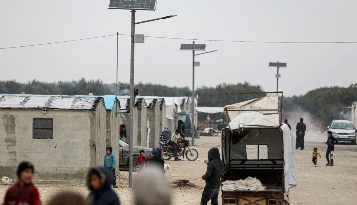 داخل مخيم لإيواء السوريين النازحين في قرية نيارة في الريف الشمالي لحلب (1 شباط 2021، أ ف ب). 