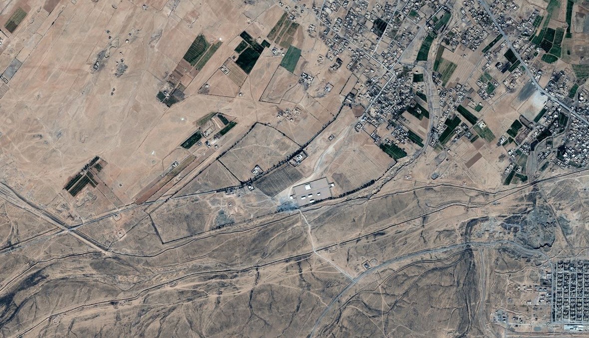 صورة ملتقطة عبر الأقمار الصناعية تُظهر آثار الغارات الجوية الأميركية الأخيرة على مجموعة صغيرة من المباني عند معبر غير رسمي على الحدود السورية العراقية (أ ف ب).