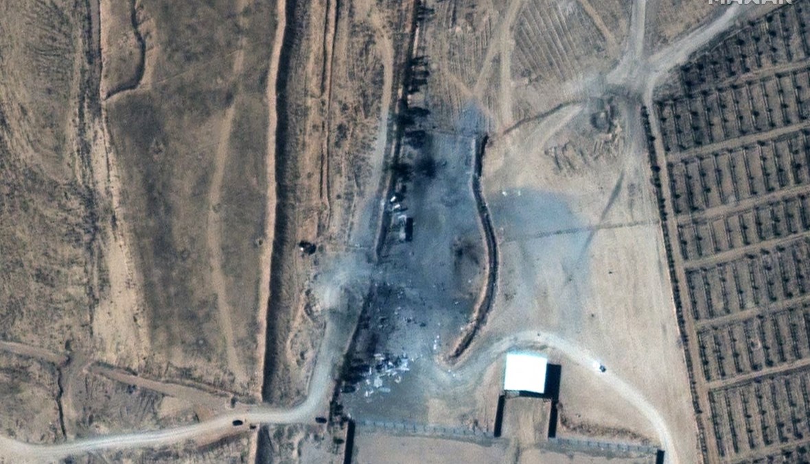 صورة من الأقمار الصناعية تُظهر آثار الغارات الجوية الأميركية الأخيرة عند معبر غير رسمي على الحدود السورية العراقية (أ ف ب).
