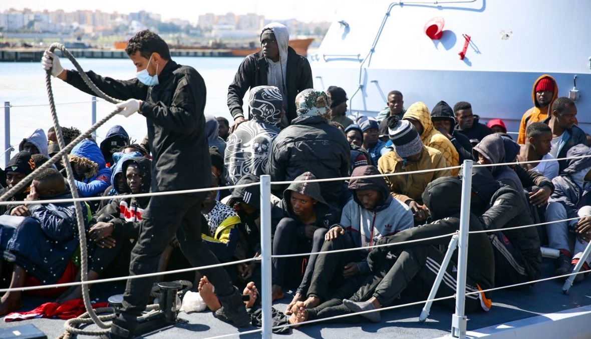 مهاجرون تم إنقاذهم يصلون على متن سفينة لخفر السواحل الليبي إلى القاعدة البحرية بالعاصمة طرابلس (28 شباط 2021، أ ف ب). 