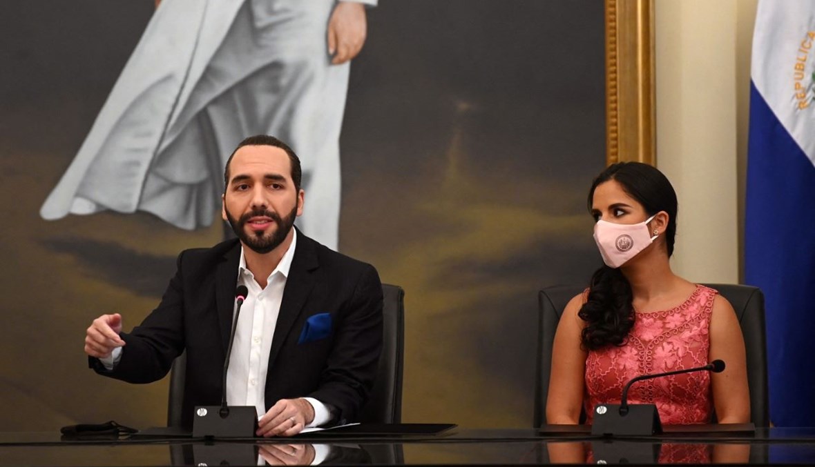 أبو كيلة، إلى جانبه زوجته غابرييلا رودريغيز، خلال لقاء في القصر الرئاسي في سان سلفادور بالسلفادور (22 شباط 2021، أ ف ب).