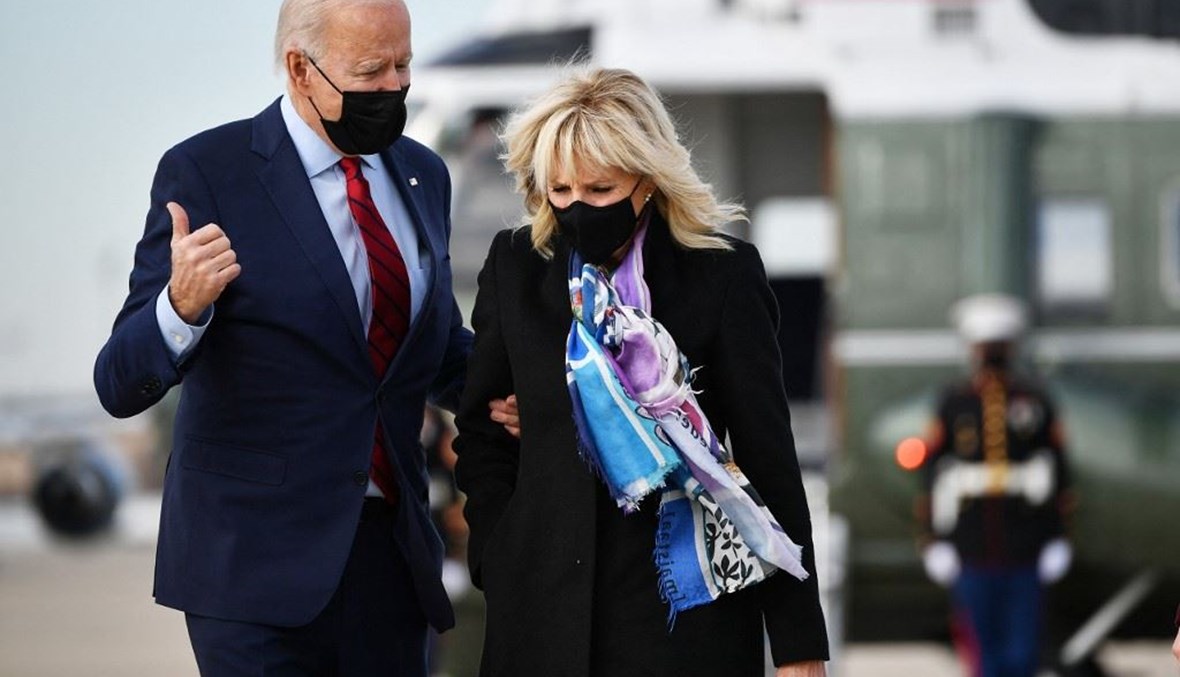 الرئيس الاميركي جو بايدن وزوجته جيل في طريقهما إلى الطائرة الرئاسية في قاعدة أندروز الجوية بولاية ميريلاند السبت.(أ ف ب)
