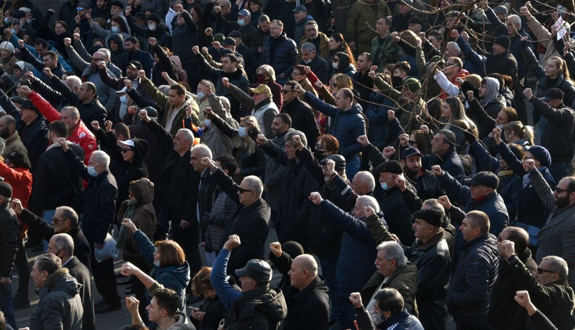 أنصار المعارضة يتظاهرون أمام مبنى الجمعية الوطنية في يريفان للمطالبة برحيل باشينيان (27 شباط 2021، أ ف ب).