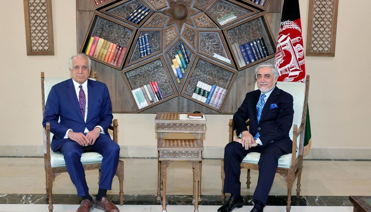 خليل زاد ملتقيا عبد الله في قصر سابيدار في كابول (1 آذار 2021، أف ب). 