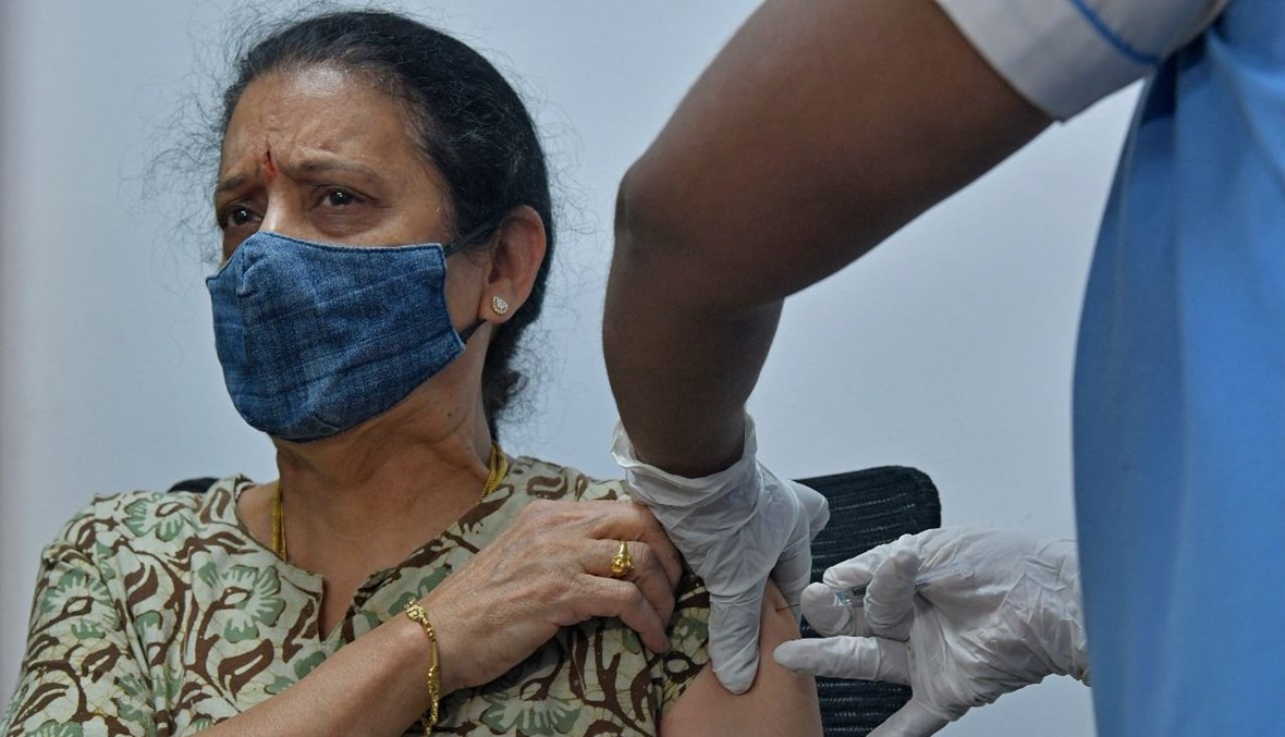 امرأة تتلقى لقاح كورونا في مستشفى في بنغالور بالهند (1 آذار 2021، أ ف ب). 