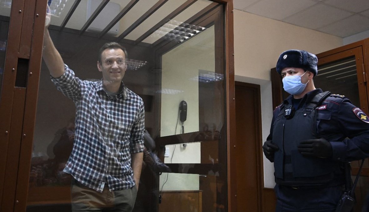 نافالني واقفا داخل زنزانة زجاجية خلال جلسة استماع في محكمة مقاطعة بابوشكينسكي في موسكو (20 شباط 2021، أ ف ب). 