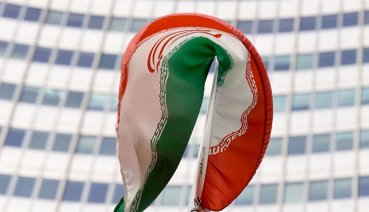 العلم الإيراني مرفوعا أمام مقر الوكالة الدولية للطاقة الذرية في فيينا (1 آذار 2021، ا ف ب). 