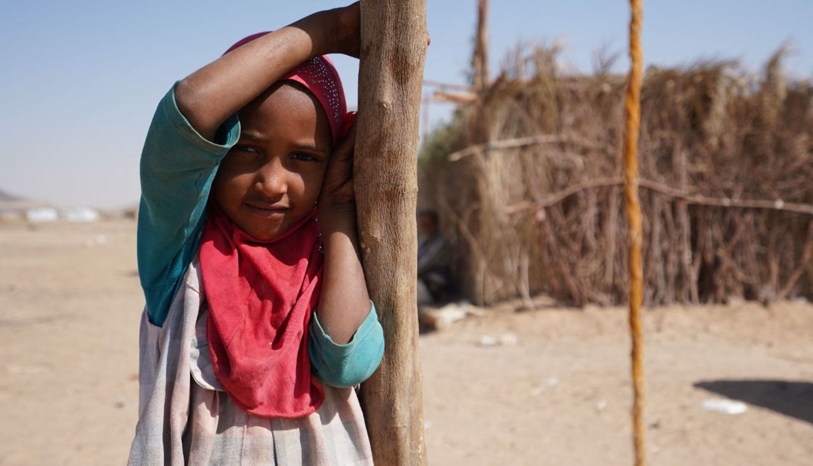 طفلة يمنيّة تقف في مخيم جو النسيم للنازحين عند أطراف مدينة مأرب الشمالية (18 شباط 2021، أ ف ب).