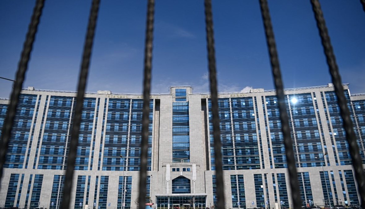 مبنى محكمة الأناضول في منطقة كارتال في اسطنبول خلال محاكمة الممثلين أقبينار  وغيزان (1 آذار 2021، أ ف ب). 