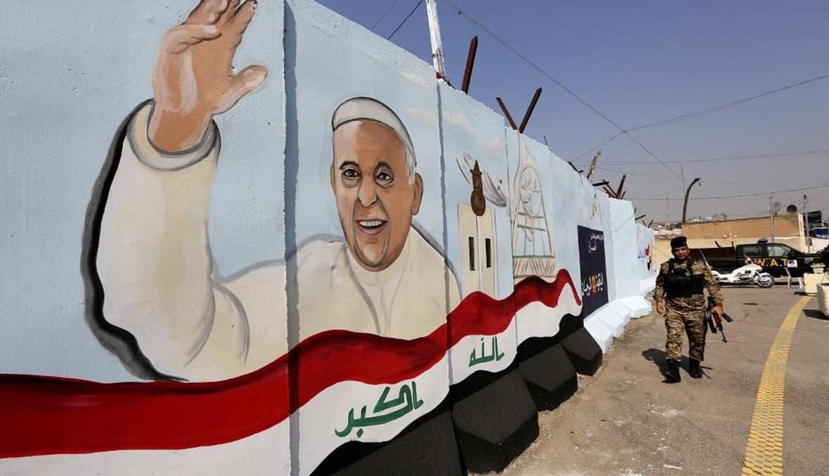 جدارية تمثل البابا فرنسيس خارج سيدة النجاة في حي الكرادة في بغداد (1 آذار 2021، أ ف ب).