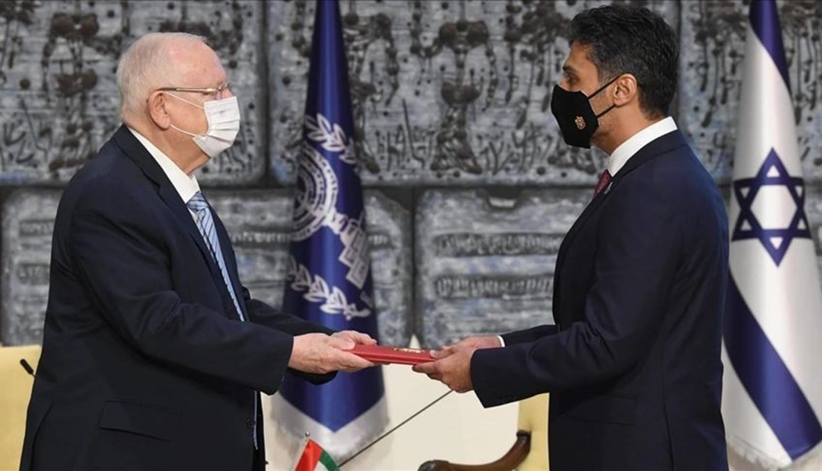 السفير الإماراتي محمد آل خوجة –إلى اليمين- يقدم أوراق اعتماده إلى الرئيس الإسرائيلي رؤوفين ريفلين في القدس أمس.                   