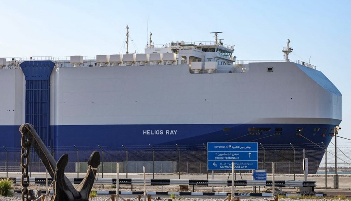 السفينة الاسرائيلية "إم  في هيليوس راي" في ميناء دبي الأحد.   (أ ف ب)