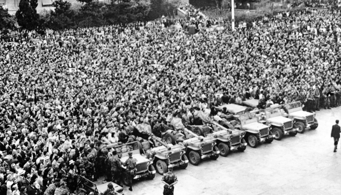 آلاف الجزائريين يقفون أمام الوفد العام الفرنسي (أ ف ب- 24 نيسان 1961 )